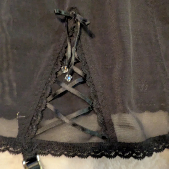 Victoria's Secret 34B corset with garter black and white faux lace - Picture 6 of 10